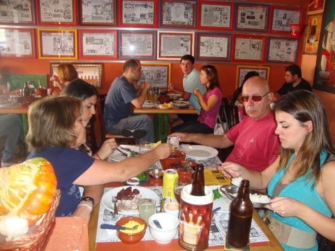 Vallentina: Um boteco numa tranquila rua sem saída do Água Verde, com boa comida, uma feijoada famosa aos sábados e MPB da melhor qualidade  ao vivo nas sextas-feiras. Assim é o Vallentina, aberto em 2006. 