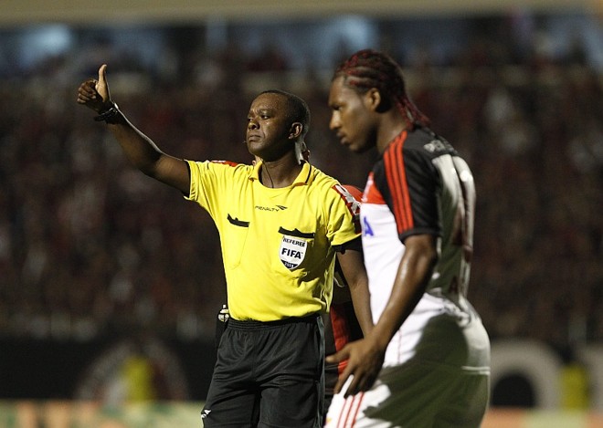 Amaral, volante do Flamengo, acertou um chute de longa distância | 