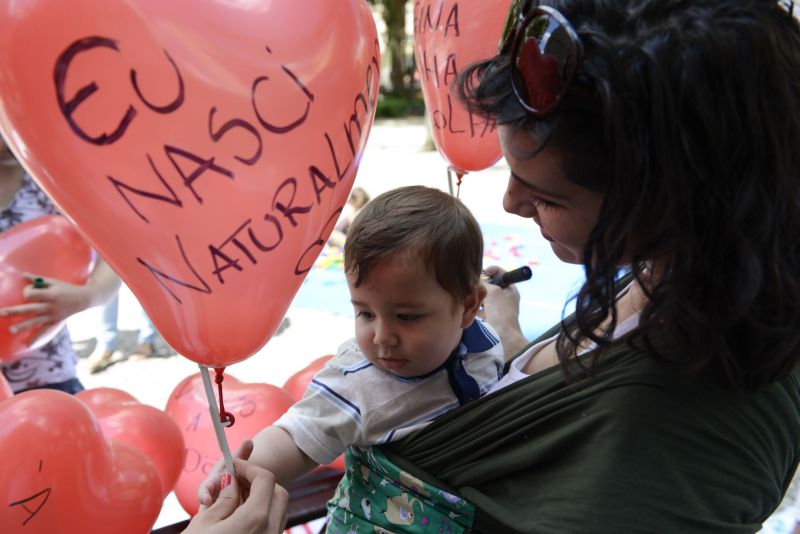 Mãe e filho participam de ato pró parto humanizado em Curitiba: país é campeão de cesáreas | Henry Milleo/ Gazeta do Povo