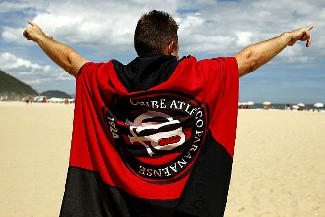 Torcedor atleticano em Copacabana à espera da decisão da Copa do Brasil |