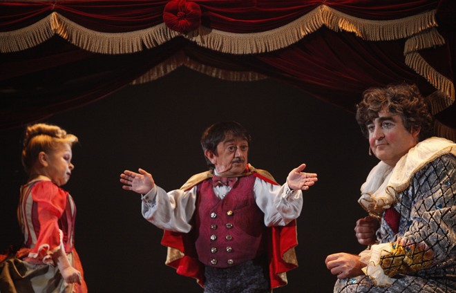 Um teatrinho no segundo ato divertiu a plateia com trapalhadas dos artistas | 