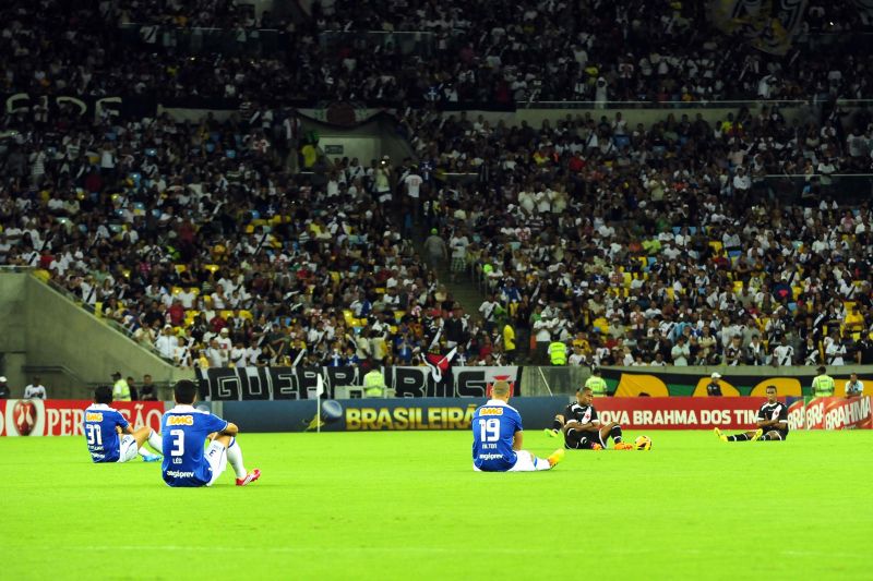 Bom Senso FC: jogadores de Cruzeiro e Vasco sentam em campo antes do início da partida no Maracanã | Marcelo Moreira / Futura Press / Folhapress