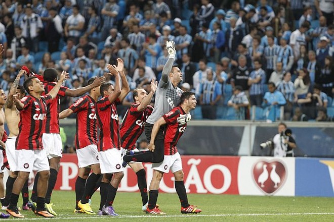 Jogadores do Atlético comemoram a classificação à final na Arena Grêmio |