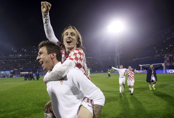 Mandzukic e Modric comemoram a classificação croata para a Copa do Mundo de 2014 | Antonio Bronic / Reuters