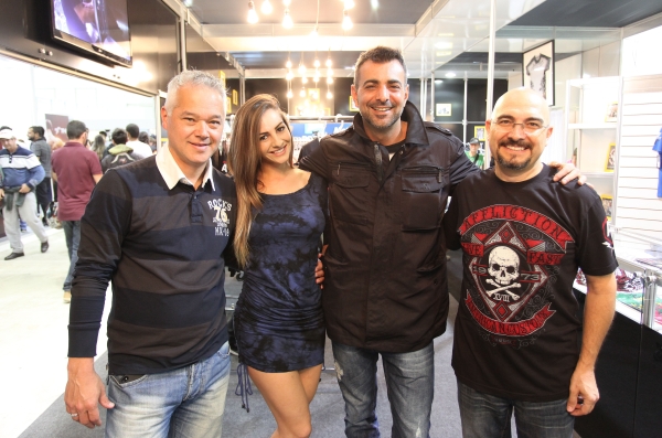 Pedro Colares (à esq.) e Cezinha Mocelin (ao centro), promotores do Brasil Motorcycle Show, e o CEO da Affliction no Brasil, Vitor Pereira, com a modelo Jessyca Duarte, musa do festival de motociclismo realizado entre sexta-feira e ontem no Expo Renault Barigui | Valterci Santos