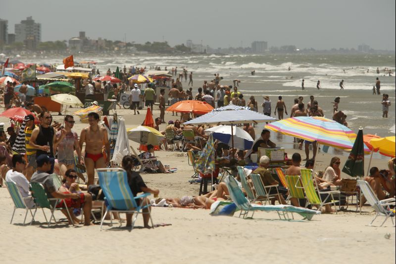 Temperatura na faixa dos 30°C encheu a faixa de areia da praia de Caiobá, durante toda a sexta-feira | Marcelo Andrade/Gazeta do Povo