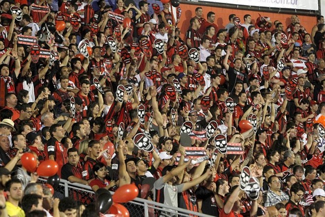 Muitas caveiras são visíveis na torcida atleticana |