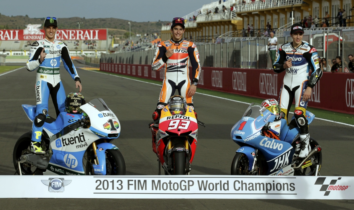O campeão mundial Marc Marquez (ao centro) comemora o título, ao lado de Pol Espargaro (à esq.) e Maverick Vinales | Reuters/Heino Kalis
