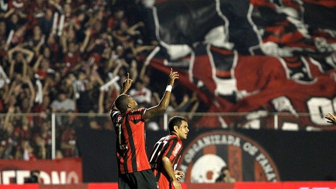 Marcelo comemora o gol de abertura do placar | 