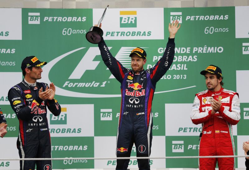 Campeão Vettel venceu pela nova vez seguida. Webber (esquerda) se despediu da F1 com um segundo lugar. Pódio foi completado pelo vice-campeão Alonso | Nacho Doce / Reuters