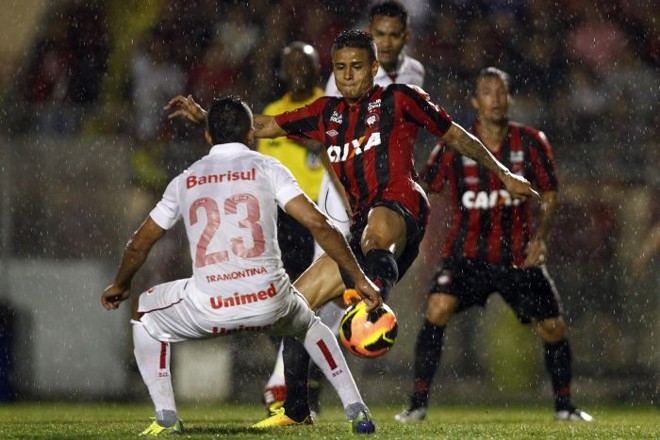 Everton tenta jogada no meio da zaga colorada | 