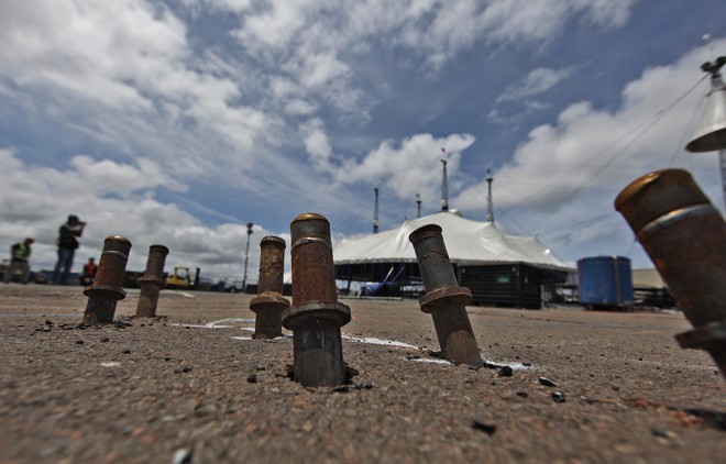 Segurança das pessoas e precisão no nivelamento do palco são as prioridades da equipe de montagem |