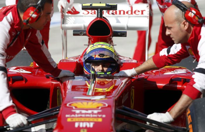 Felipe Massa conversa com os mecânicos no box: "tem que revirar o carro inteiro". | Reuters/Adrees Latif