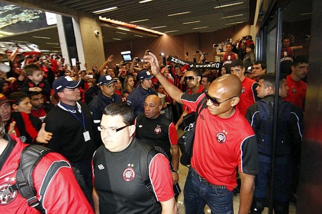 Luiz Alberto comemora com a torcida a classificação do Atlético à final da Copa do Brasil |