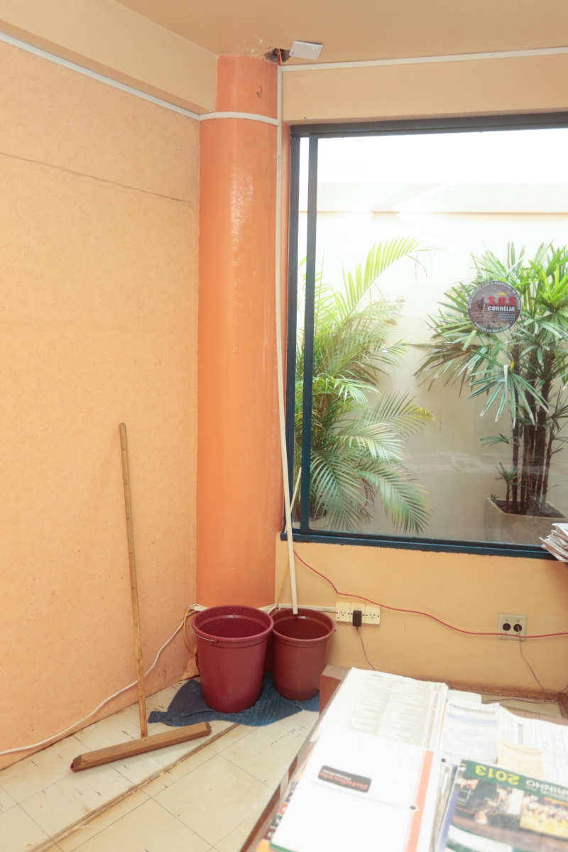 Baldes no chão da prefeitura: telhado ainda não foi consertado | César Machado/Agrostock