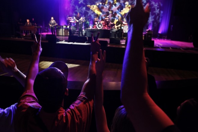 Fãs se esbaldaram com clássicos da banda britânica que projetou Ringo para o sucesso |