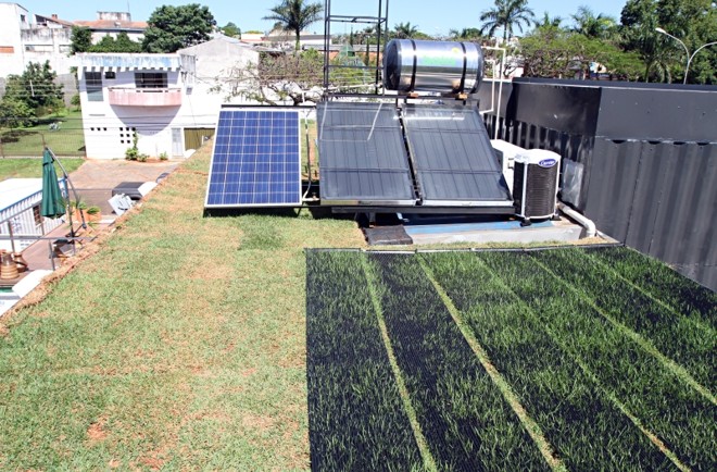 Painéis solares e fotovoltaico captam energia no telhado verde |