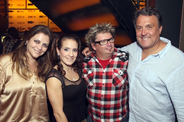 O casal Elsie e Gustavo Haas (nas pontas) com a ex-ginasta Camila Comin e Todd Gottschalk, um dos diretores do Cirque Du Soleil, na festa para o elenco e técnicos da companhia, realizada domingo no bar Soviet, no Batel | Hudson Vagner