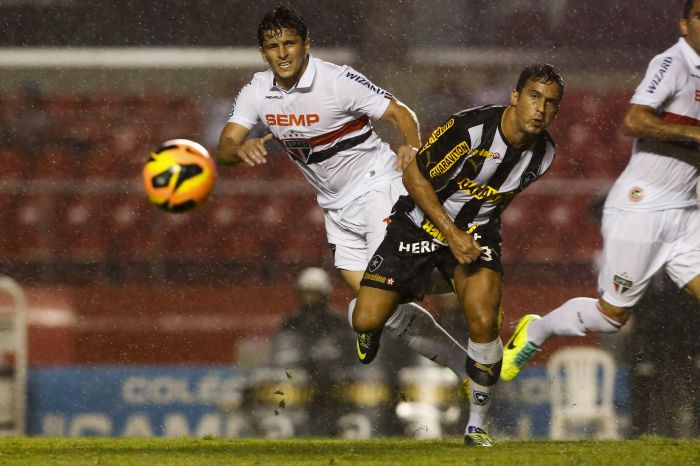 Aloísio, autor do gol do São Paulo, disputa a bola com o lateral-direito Edilson no empate com o Botafogo | Rubens Cavallari/Folhapress