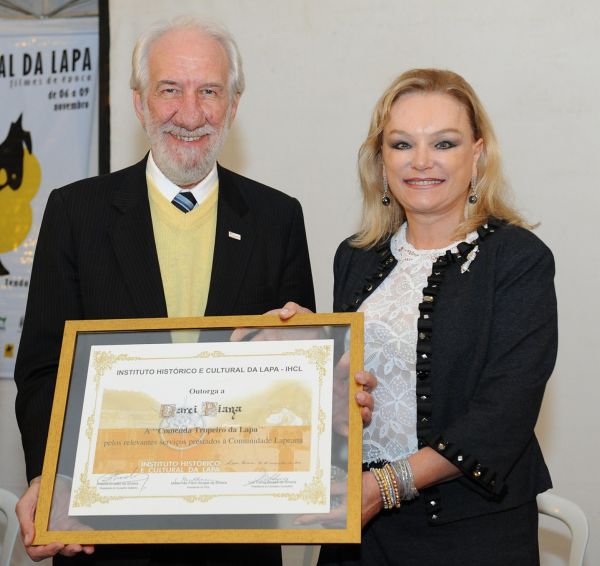 Na saison: Presidente da Fecomércio, Darci Piana recebeu a Comenda Tropeiro de Maria Inês Borges da Silveira, dia 6 último, na abertura do Festival de Cinema da Lapa | Kristyan Romankiu