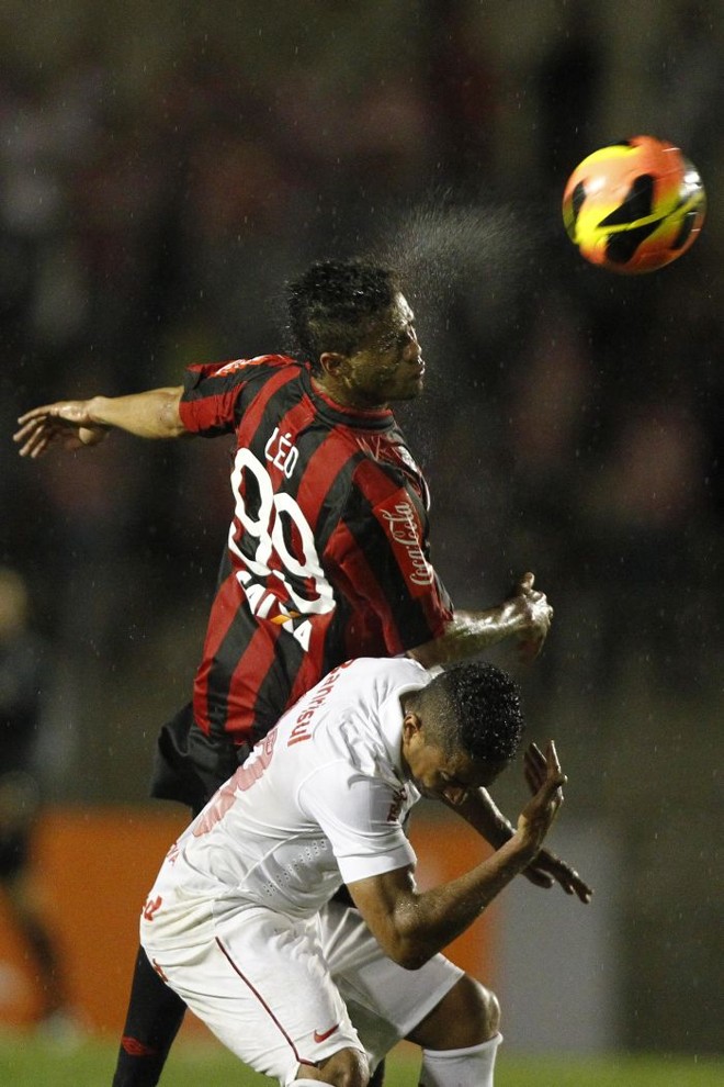 O lateral direito atleticano Léo afasta a tentativa de cruzamento | 