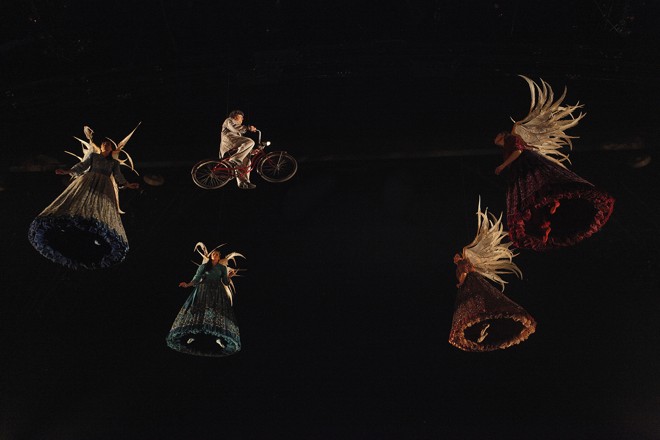 Rodeado por anjos, o palhaço aprende a voar e pedala no ar | 