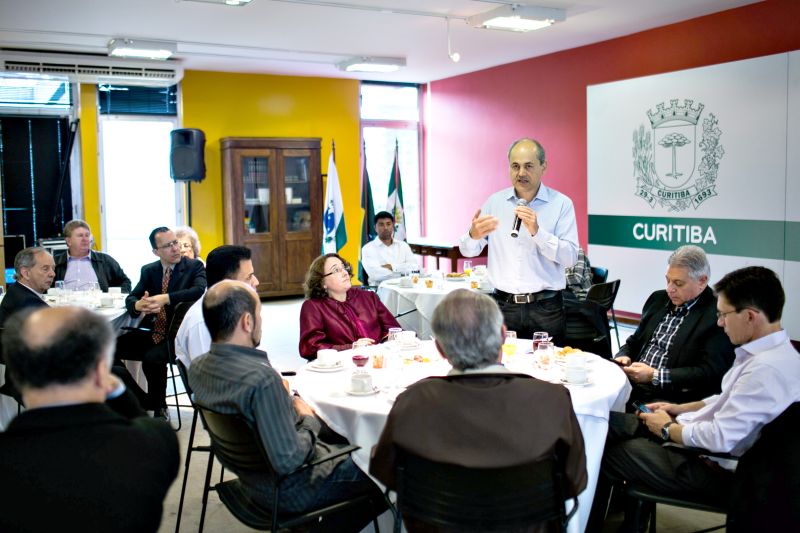 Fruet durante o café da manhã em que tentou melhroar a relação com os vereadores: não liberação de emendas causou problemas entre a Câmara e a gestão de Luciano Ducci | Maurilio Cheli/SMCS/Divulgação