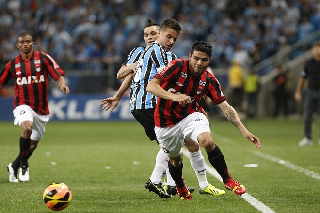 Zezinho faz a finta sobre Riveros |