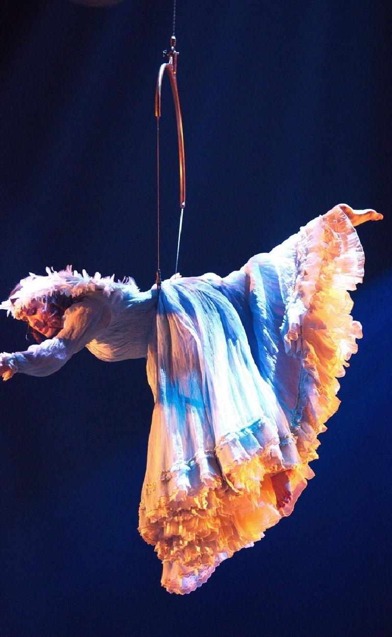 Figurino do personagem Anjo Azul, interpretado pela artista Camila Comin | MRossi/Divulgação