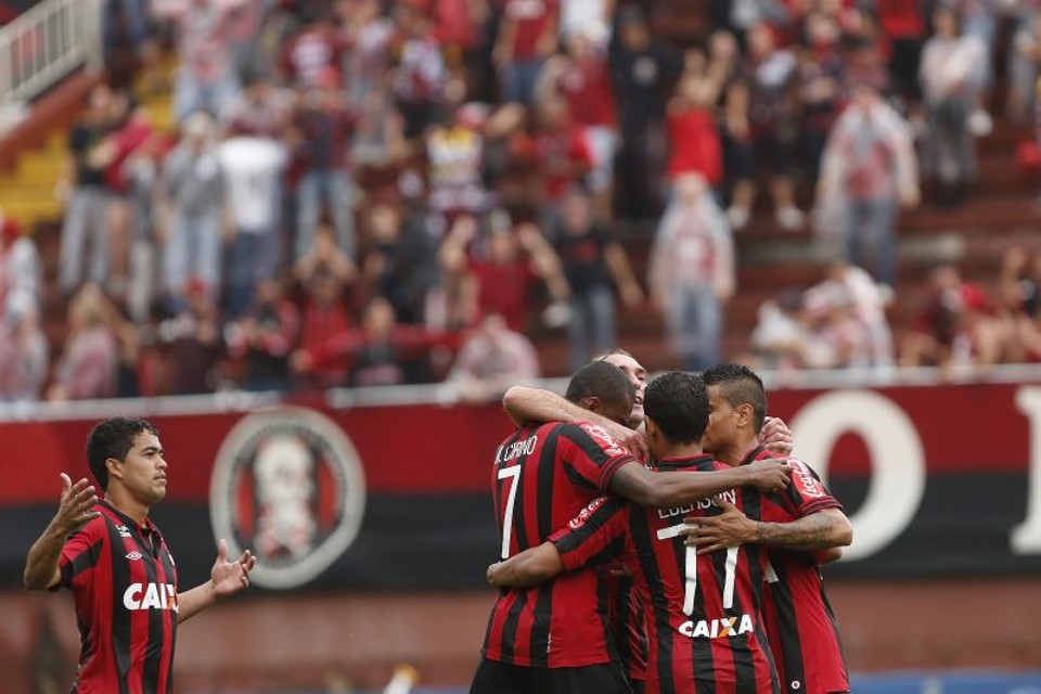 Jogadores atleticanos cansaram de comemorar na vitória por 6 a 1 sobre o Náutico neste domingo na Arena Joinville | Marcelo Andrade / Gazeta do Povo