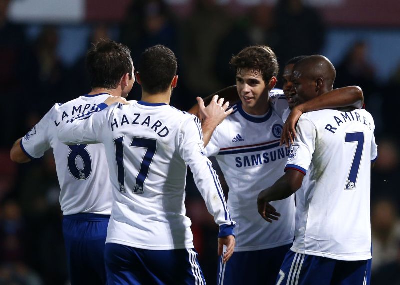 Oscar é cumprimentado pelos companheiros após sofrer pênalti na vitória do Chelsea sobre o West Ham | Eddie Keogh / Reuters