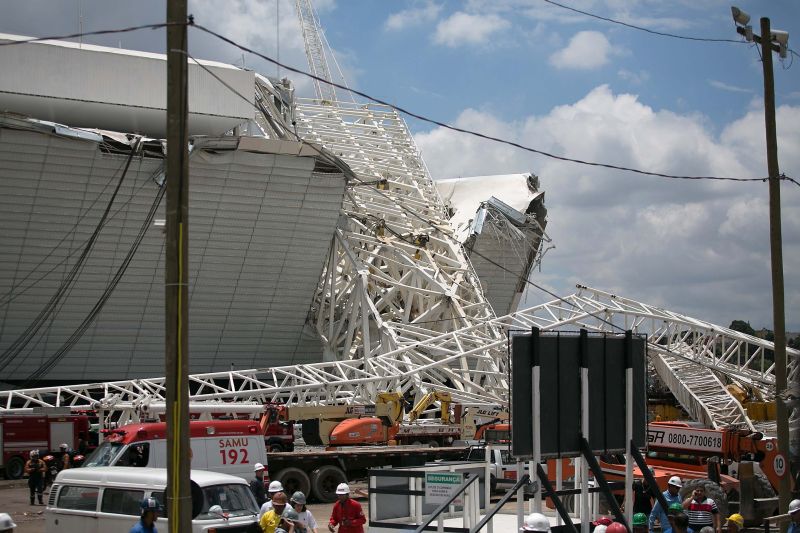 Peça da cobertura do Itaquerão desabou sobre a arquibancada do estádio em construção. Acidente causou duas vítimas fatais | Rodrigo Gazzanel / Futura Press / Folhapress