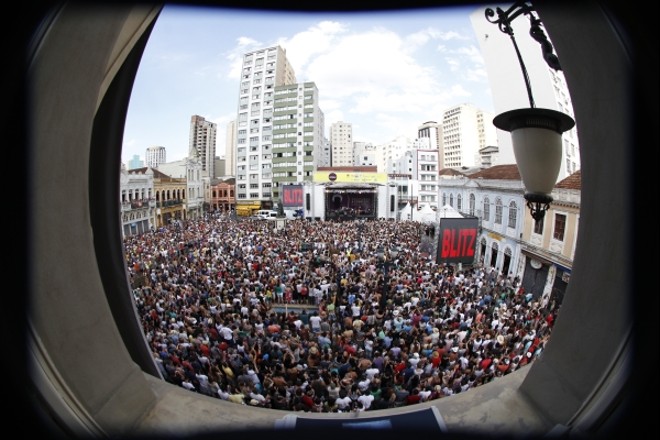 Vista do Paço da Liberdade para a multidão na Praça Generoso Marques |
