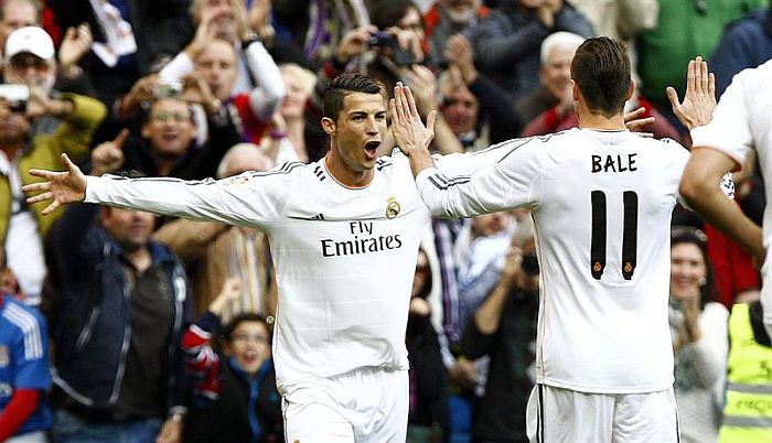 Cristiano Ronaldo comemora com Bale o primeiro gol do Real Madrid na goleada sobre o Real Sociedad | EFE