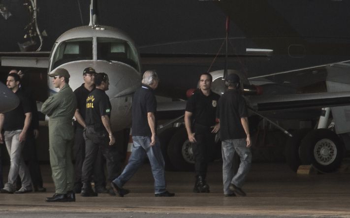 O avião da Polícia Federal que trouxe nove condenados na Ação Penal 470 que se apresentaram em São Paulo e em Belo Horizonte pousou hoje (16) no Aeroporto de Brasília, às 17h45 | Marcello Casal Jr/Agência Brasil