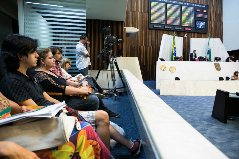 Visitantes acompanham pela primeira vez uma sessão na Assembleia Legislativa: decepção | Fotos: Brunno Covello/Gazeta do Povo