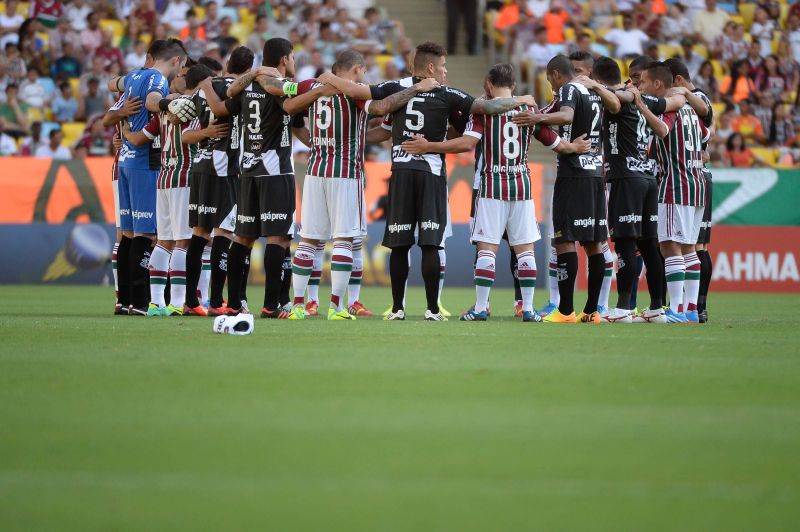 Na 30.ª rodada jogadores promoveram um abraço coletivo antes de todas as partidas, como Fluminense x Ponte Preta | Folhapress
