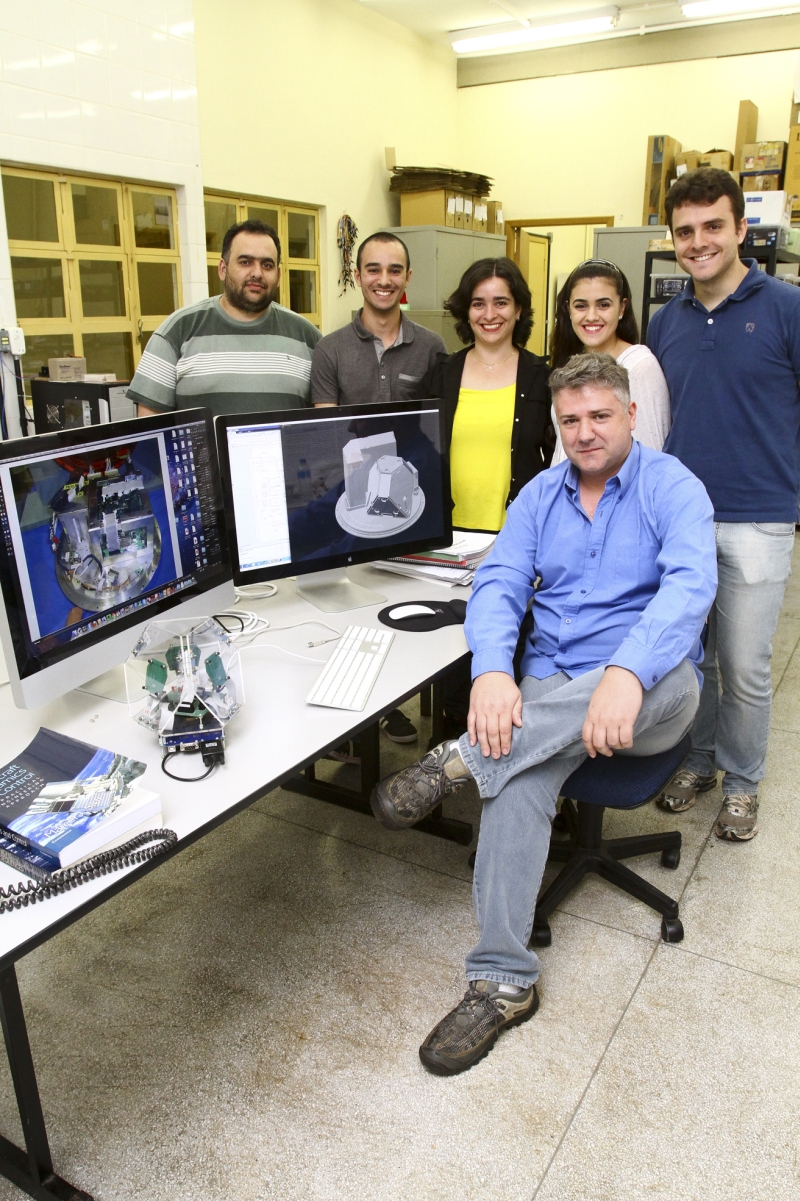Equipe de alunos e Marcelo Tosin, coordenador das atividades: o espaço é o limite | Roberto Custódio/Jornal de Londrina