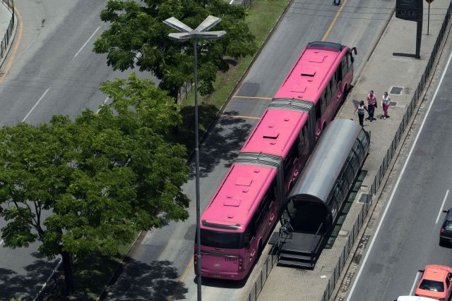 O ônibus exclusivo para mulheres recebeu o apelido de Panterão, em referência à Pantera Cor-de-Rosa. Obs: a cor do ônibus na foto foi modificada digitalmente | Henry Milléo/Gazeta do Povo/Osvalter Urbinati (design)