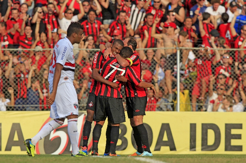 Abraço apertado de Marcelo, Paulo Baier e Éderson: atuação de gala no Caldeirão da Vila | Antonio More/ Gazeta do Povo