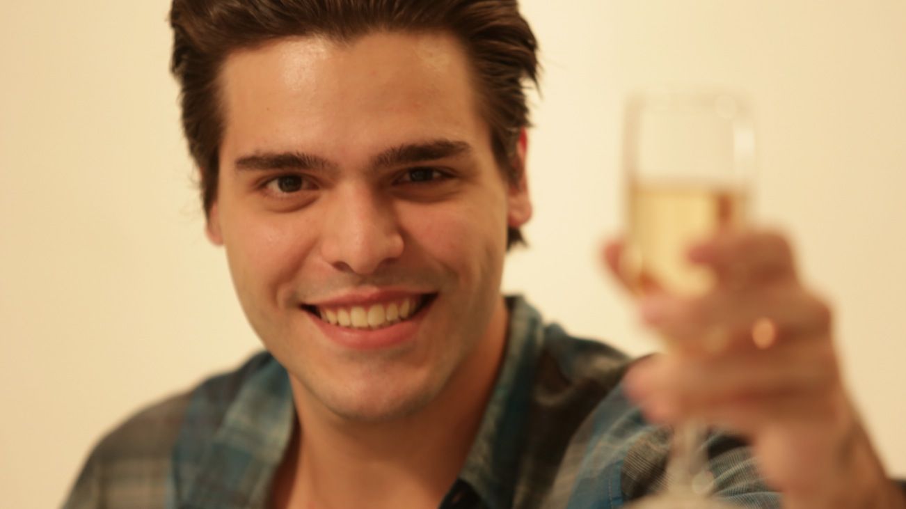 Em um dos vídeos, Manchini interpreta o Rei Coxinha, uma sátira do viral Dez Mandamentos do Rei do Camarote | Divulgação/Felipe ONeil