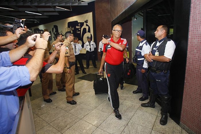 Técnico Jayme de Almeida foi um dos mais ovacionados na chegada do Flamengo a Curitiba | André Rodrigues / Gazeta do Povo