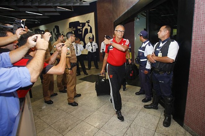Técnico Jayme de Almeida foi um dos mais ovacionados na chegada do Flamengo a Curitiba | André Rodrigues / Gazeta do Povo