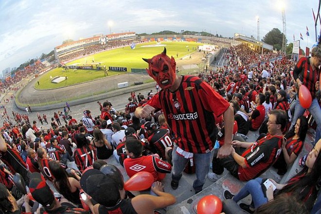 Torcida atleticana a postos na Vila para a decisão da Copa do Brasil |