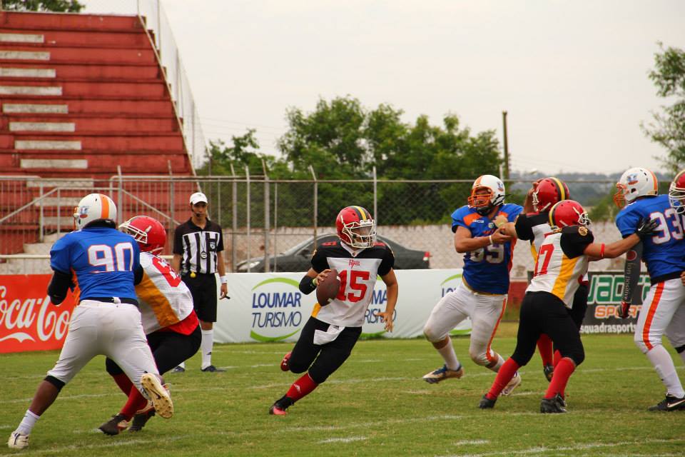 O quarterback e treinador do Pyros, Bruno Miyazaki(foto), foi eleito o melhor jogador de ataque da competição | Divulgação/Luis Fernando Brito-FPFA