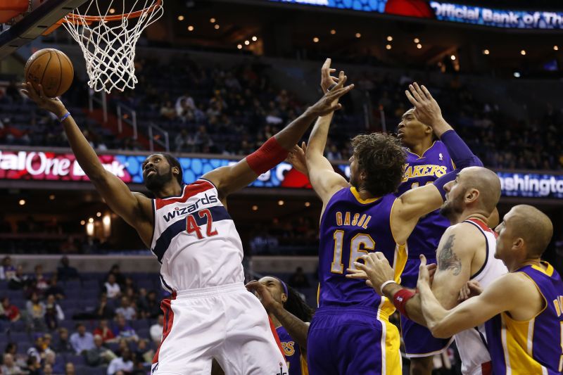 Nenê passa pela marcação de Pau Gasol e vai para a cesta na vitória do Wizards sobre o Lakers | Geoff Burke / USA Today Sports