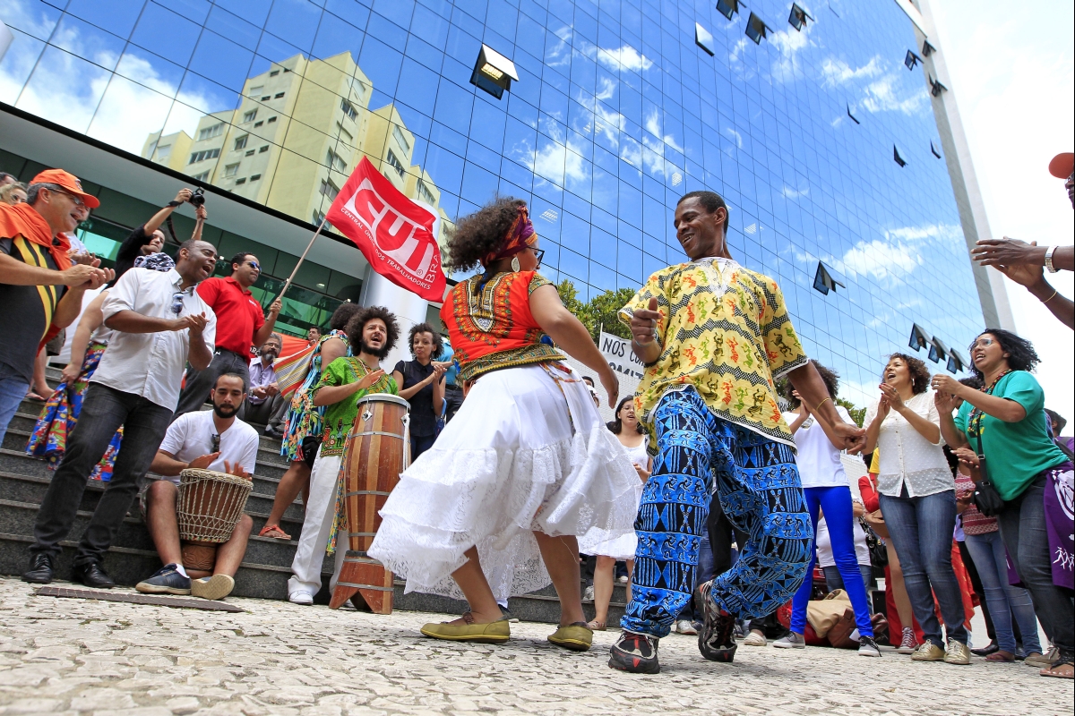 Manifestantes cantaram e dançaram em frente ao TJ-PR durante o protesto | Antonio More/Agência de Notícias Gazeta do Povo