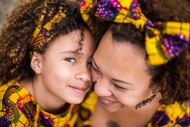 Aline Castro participou da manifestação com a filha Morena Rosa |