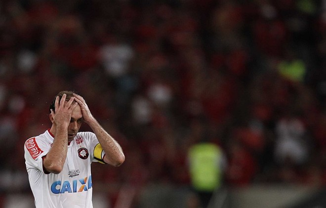 Paulo Baier põe a mão na cabeça: Flamengo decidiu o título nos minutos finais |