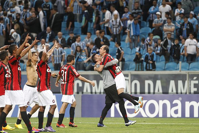 Paulo Baier abraça o goleiro Weverton, o melhor em campo, após a classificação em Porto Alegre | Daniel Castellano / Gazeta do Povo